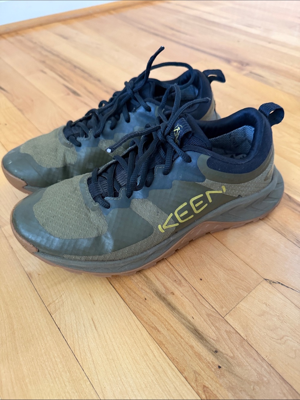 KEEN Men's Olive Green and Black Athletic Trail Shoes with Yellow Logo